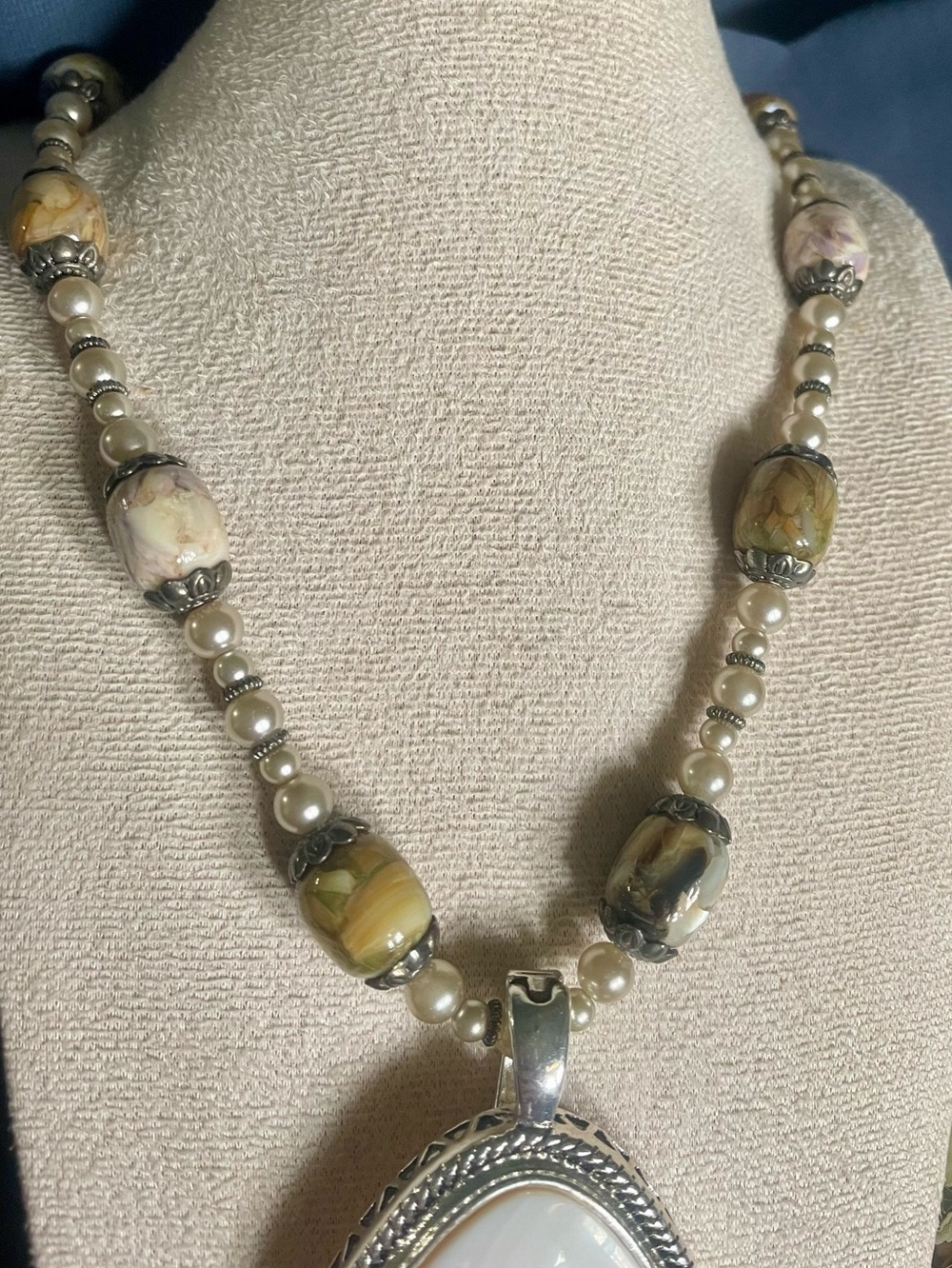 Vintage Pearl and Shell Bead Necklace with New RMN Mother of Pearl Pendant - Picture 4 of 8